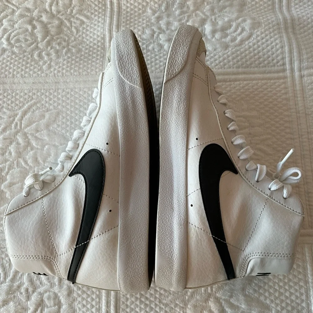 Nike Blazer Mid '77 High Top Sneakers Black/White 4.5Y/6W
Basketball Vintage - Picture 6 of 9